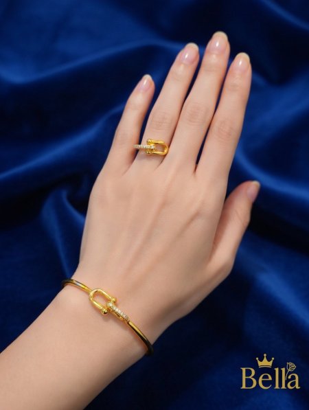 تشكيله من طقم اسواره وخاتم بتصاميم عصريه